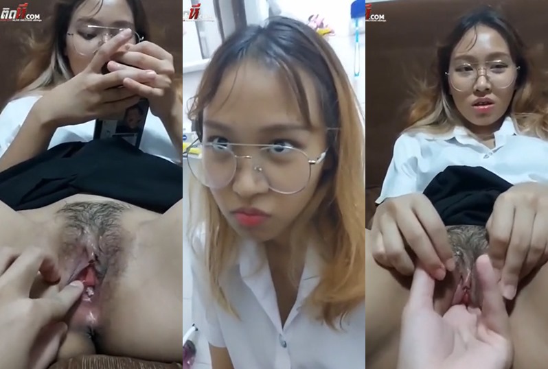 คลิปหลุด น้องแอมนักศึกษา นั่งถ่างหีโชว์บนโซฟา เจอแฟนหนุ่มแหย่หีแล้วถ่ายคลิป