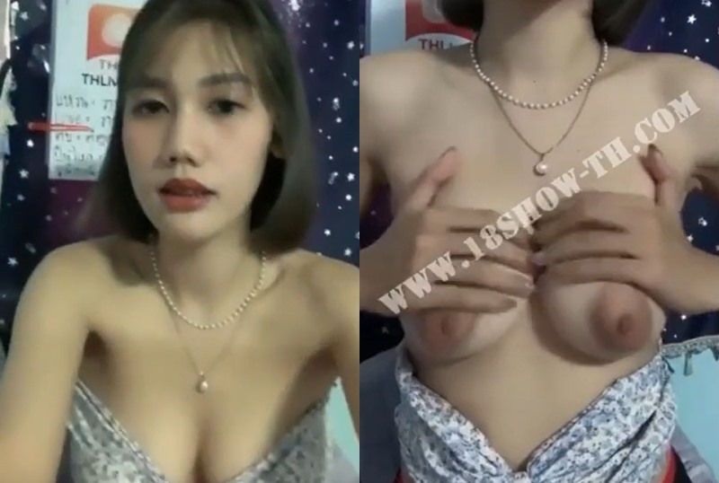 A mãe recém-amamentada está fazendo um show ao vivo com seios lindos e atraentes.